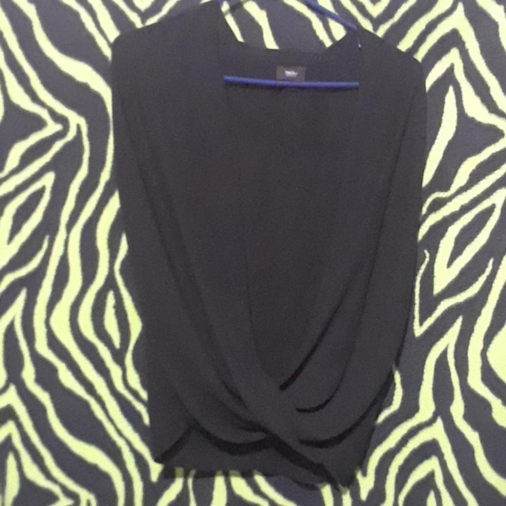 Droopy sleeveless black top